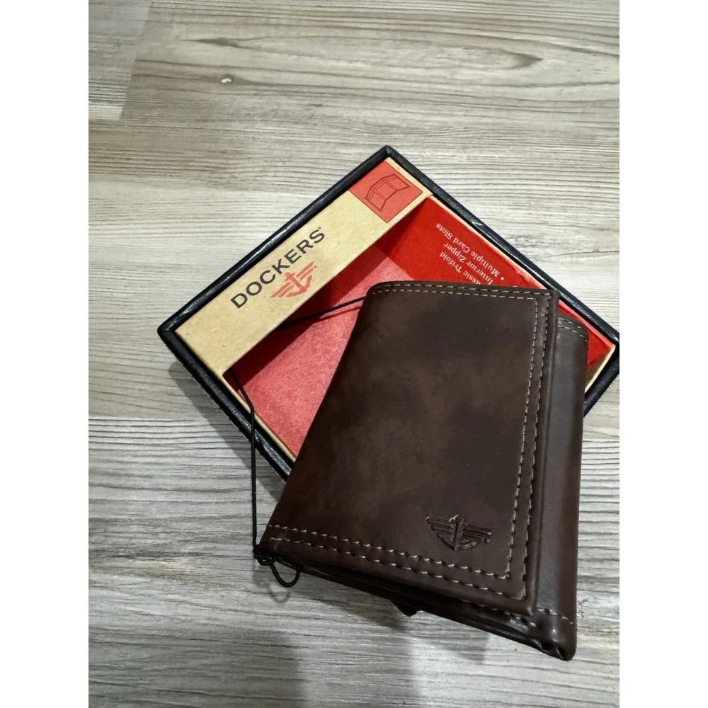 Dockers Men's Brown Genuine Leather Trifold Wallet ID Window Zipper NWT Gift Box